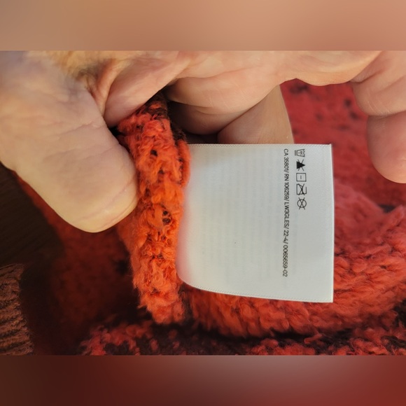 Lululemon Ombre Knit Textured Turtleneck
Red Merlot / Carnation Red•RARE•NWOT•S - Picture 16 of 16